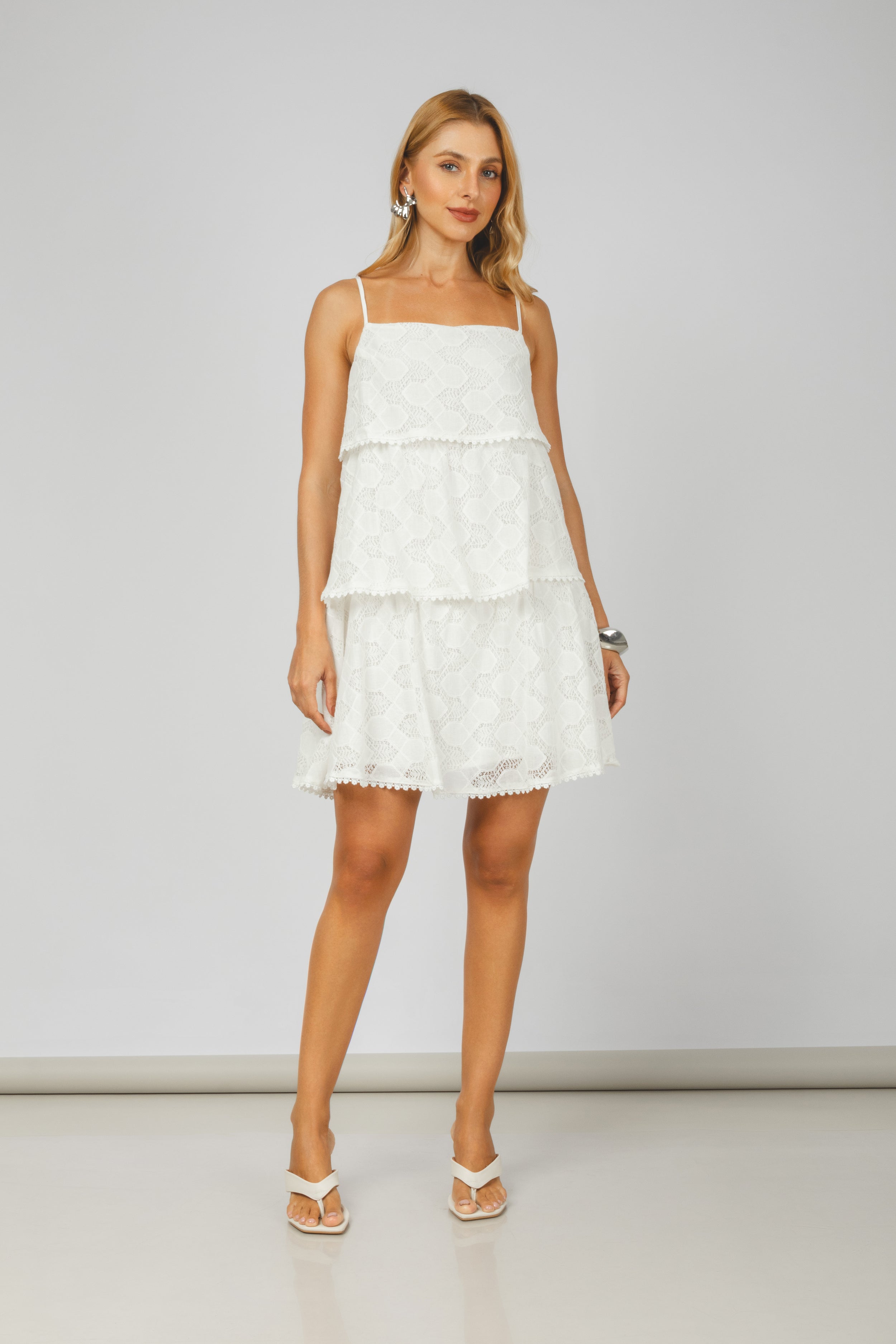Vestido curto de renda em camadas branco -look completo
