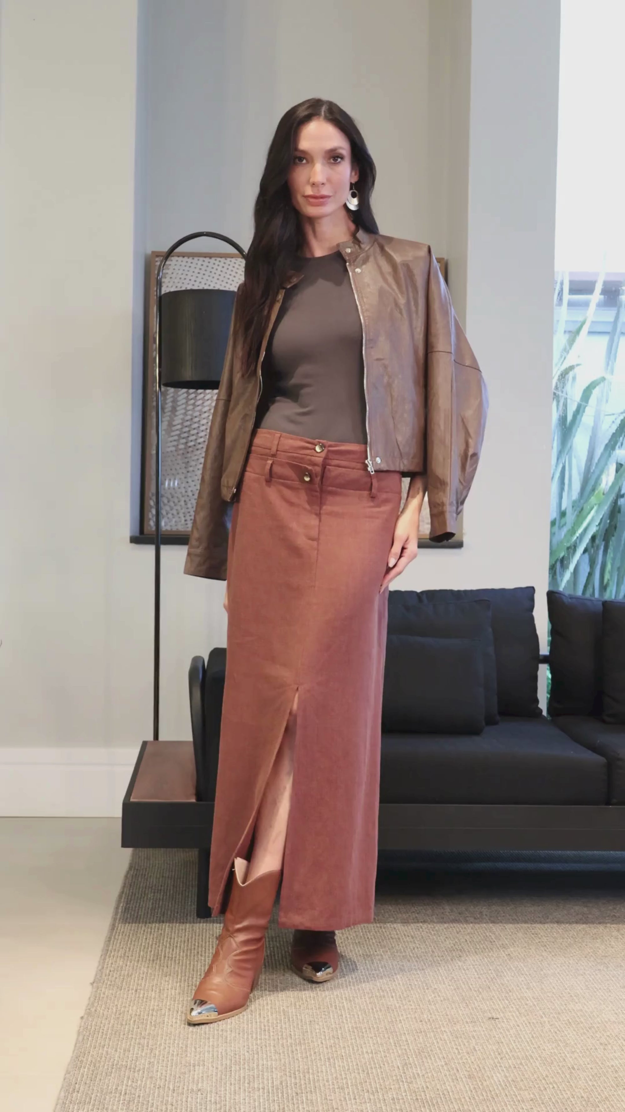 Saia midi com fenda