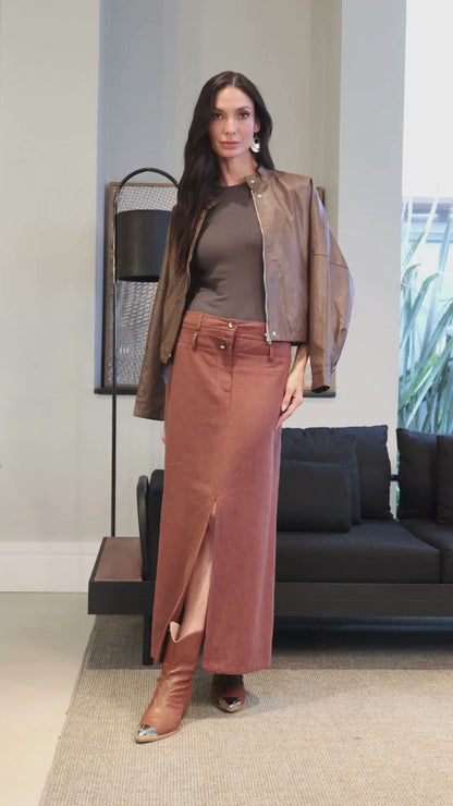 Saia midi com fenda