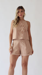Conjunto de cropped gola alta e shorts