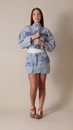 Saia curta jeans com bolsos