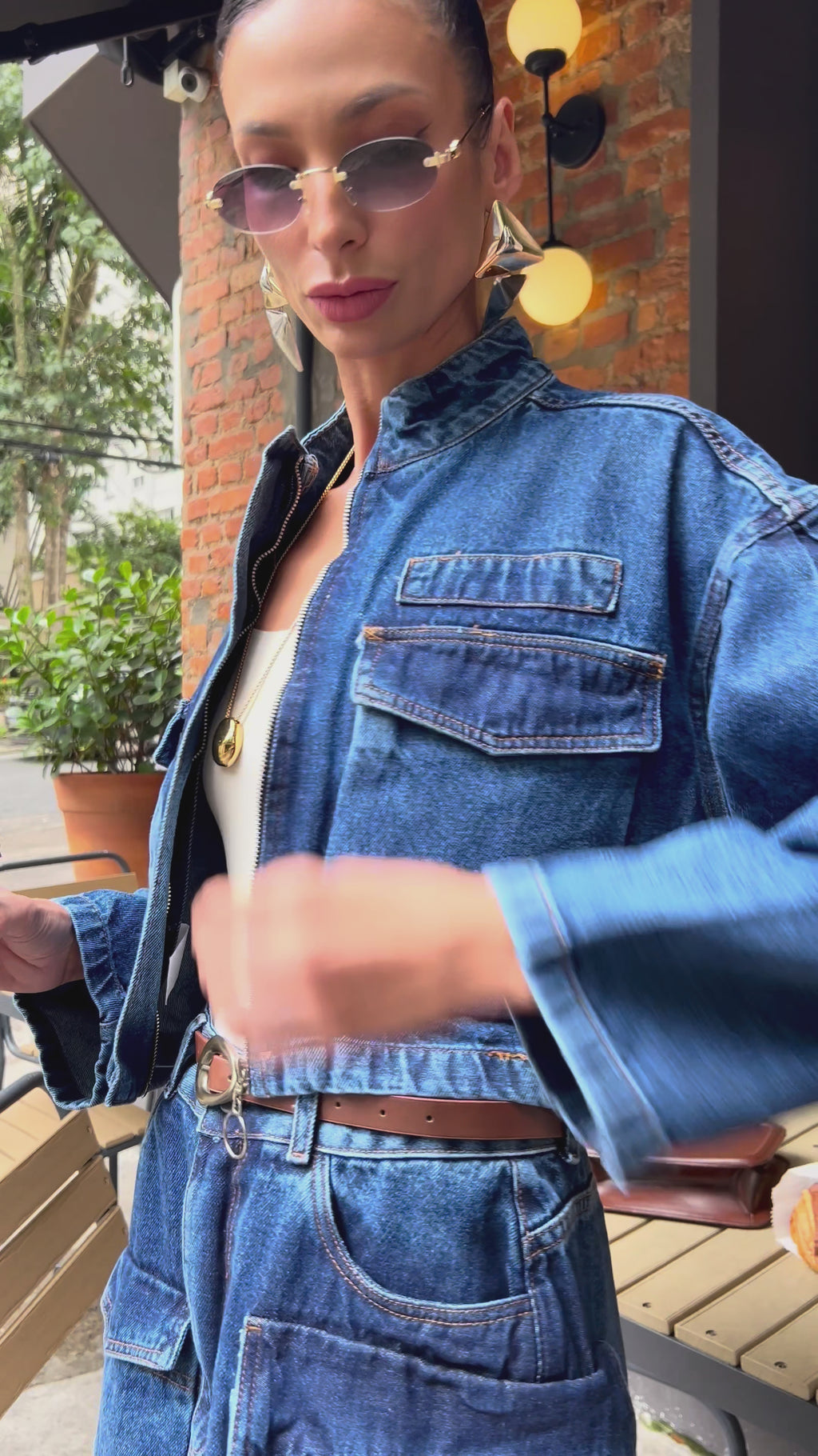 Saia curta jeans com bolsos