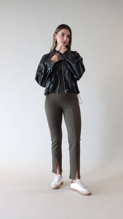 Calça legging com detalhe na barra