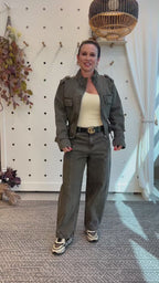 Calça barrel jeans verde militar