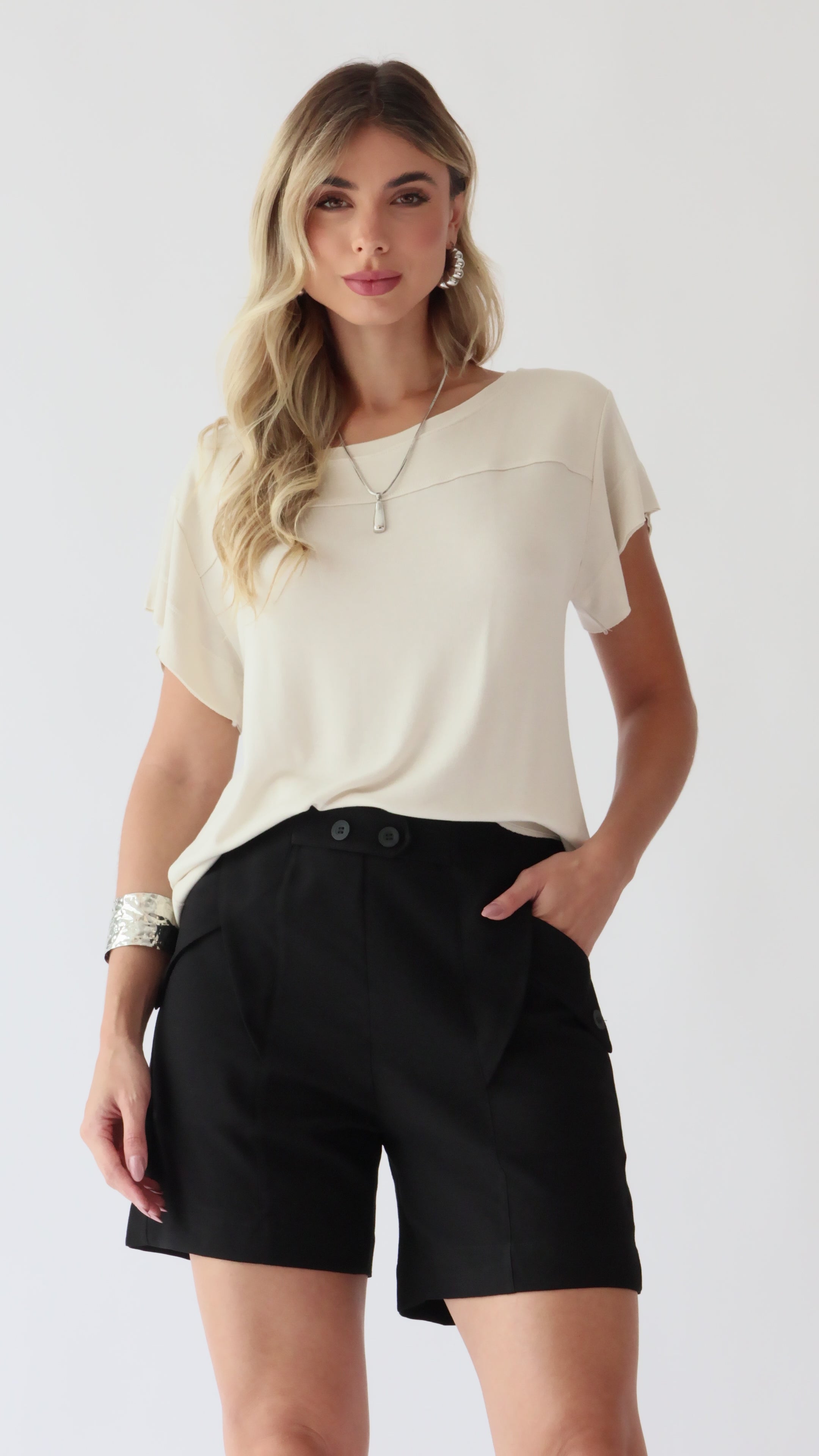 Shorts com recortes e botões