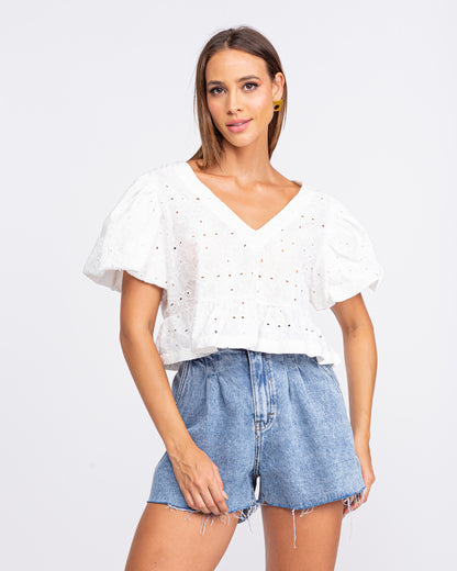 Blusa em laise com mangas bufantes off
