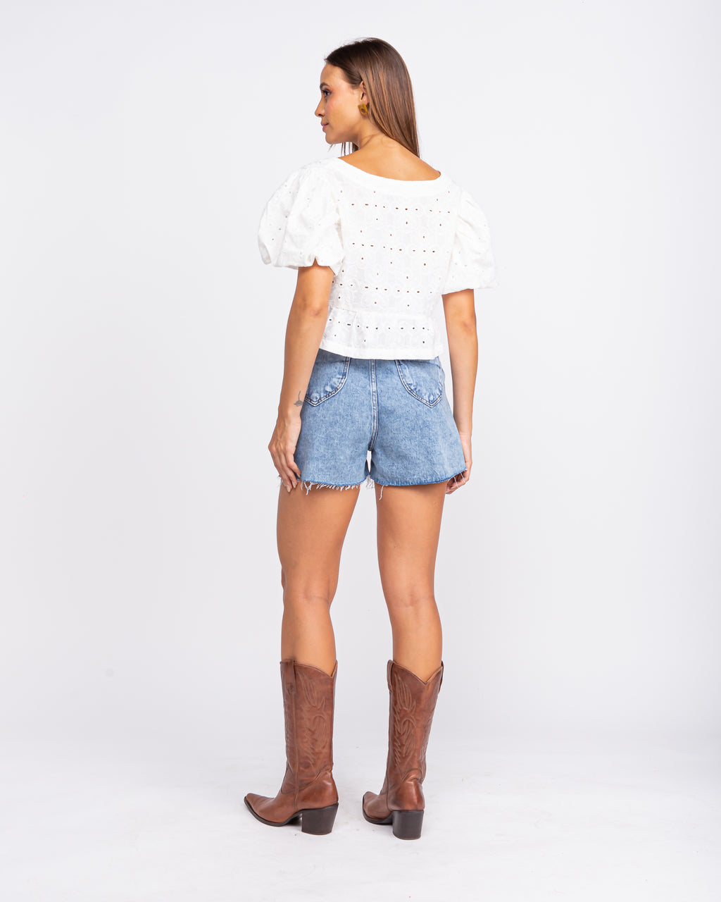 Blusa em laise com mangas bufantes off