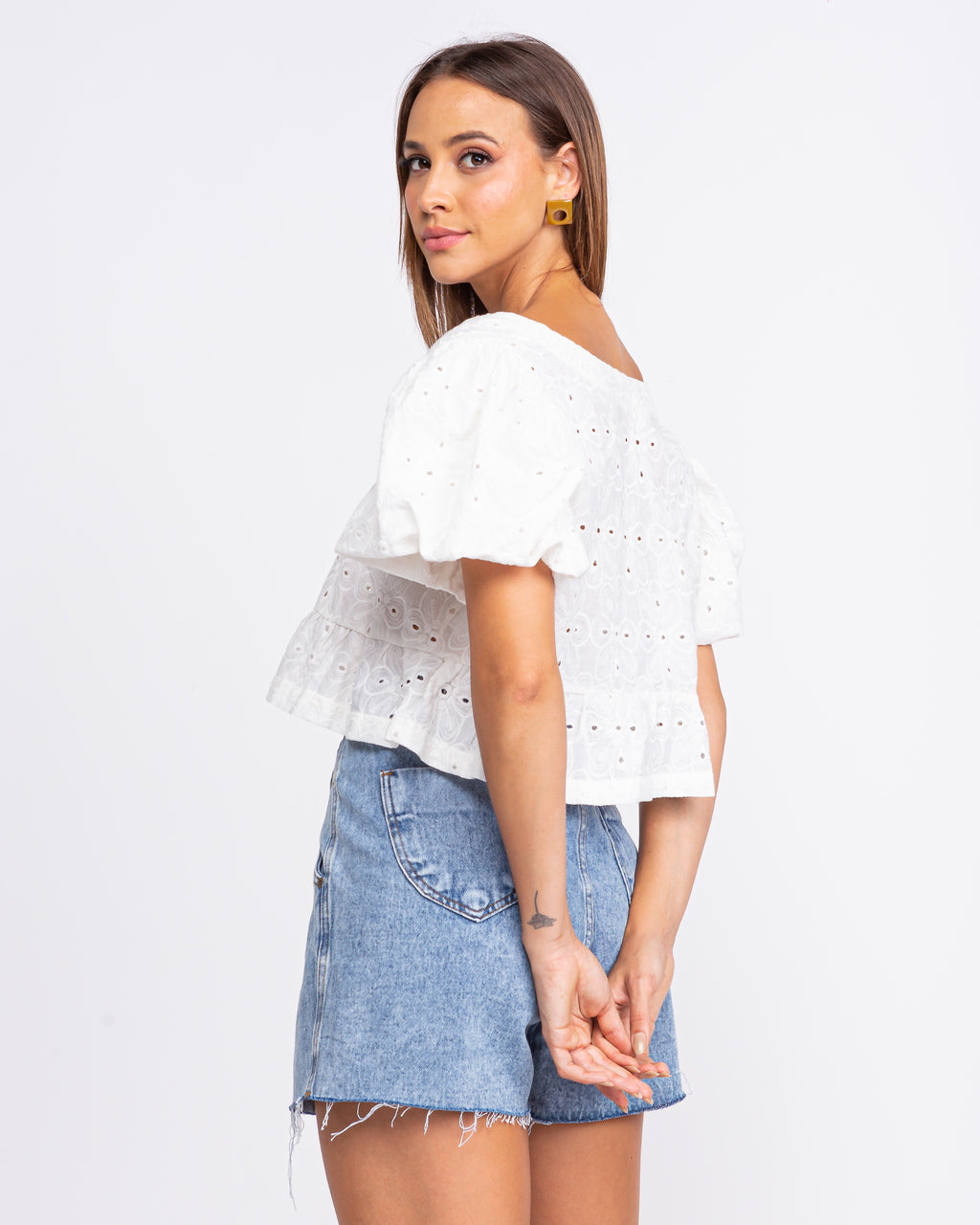 Blusa em laise com mangas bufantes off