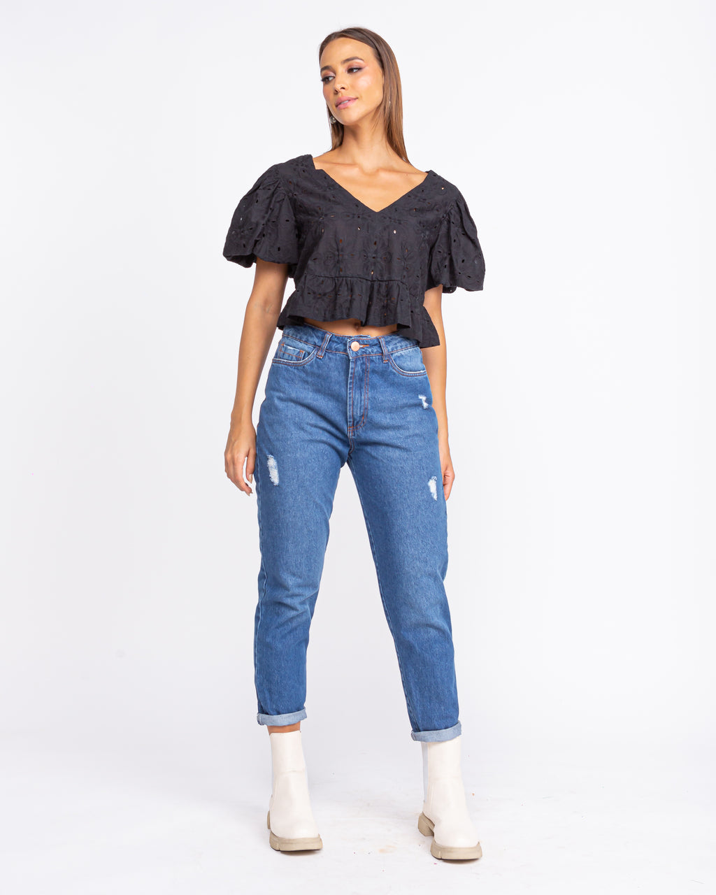 Blusa em laise com mangas bufantes preto