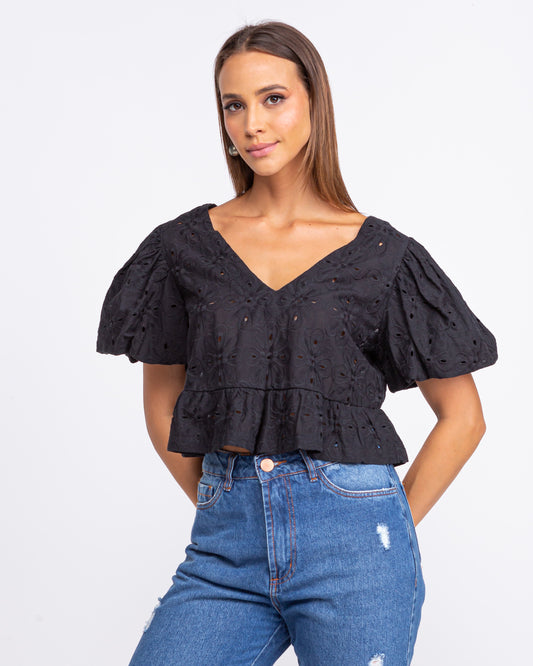 Blusa em laise com mangas bufantes preto