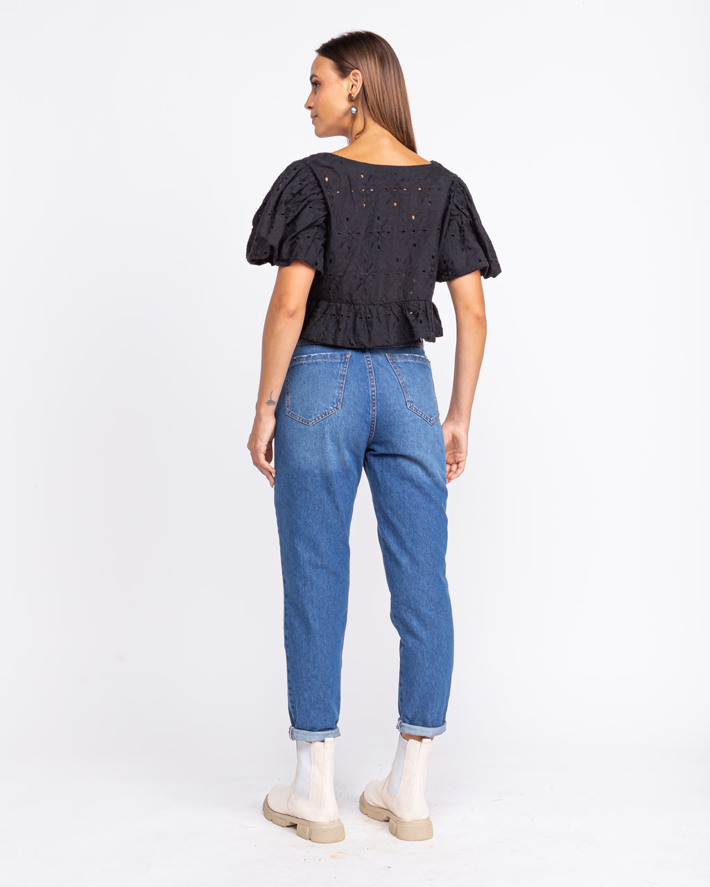 Blusa em laise com mangas bufantes preto