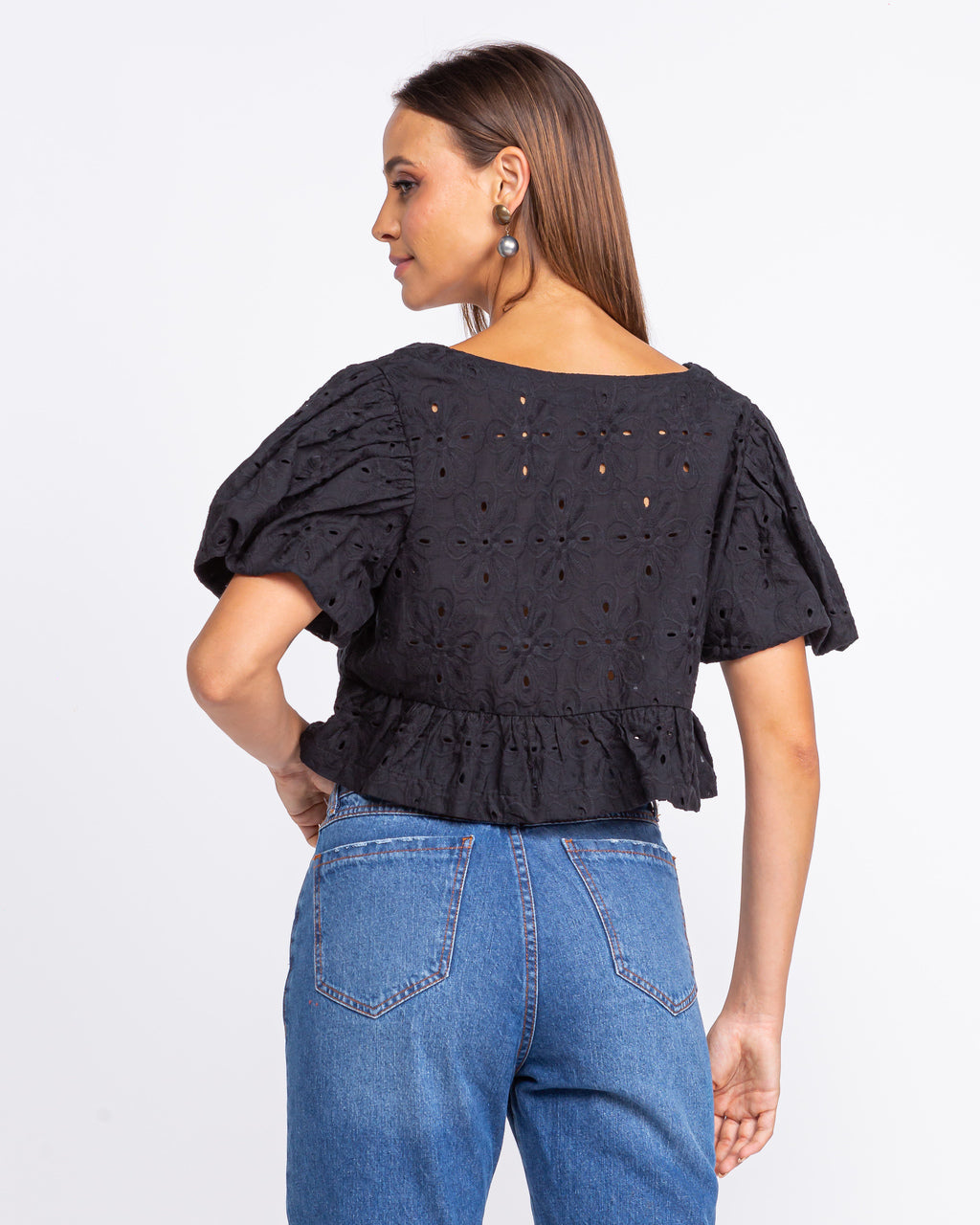 Blusa em laise com mangas bufantes preto