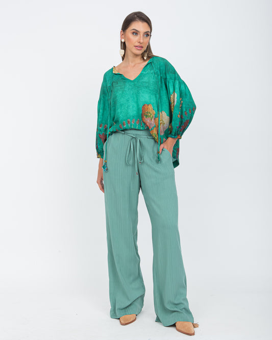 Calça pantalona em viscose maquinetada verde