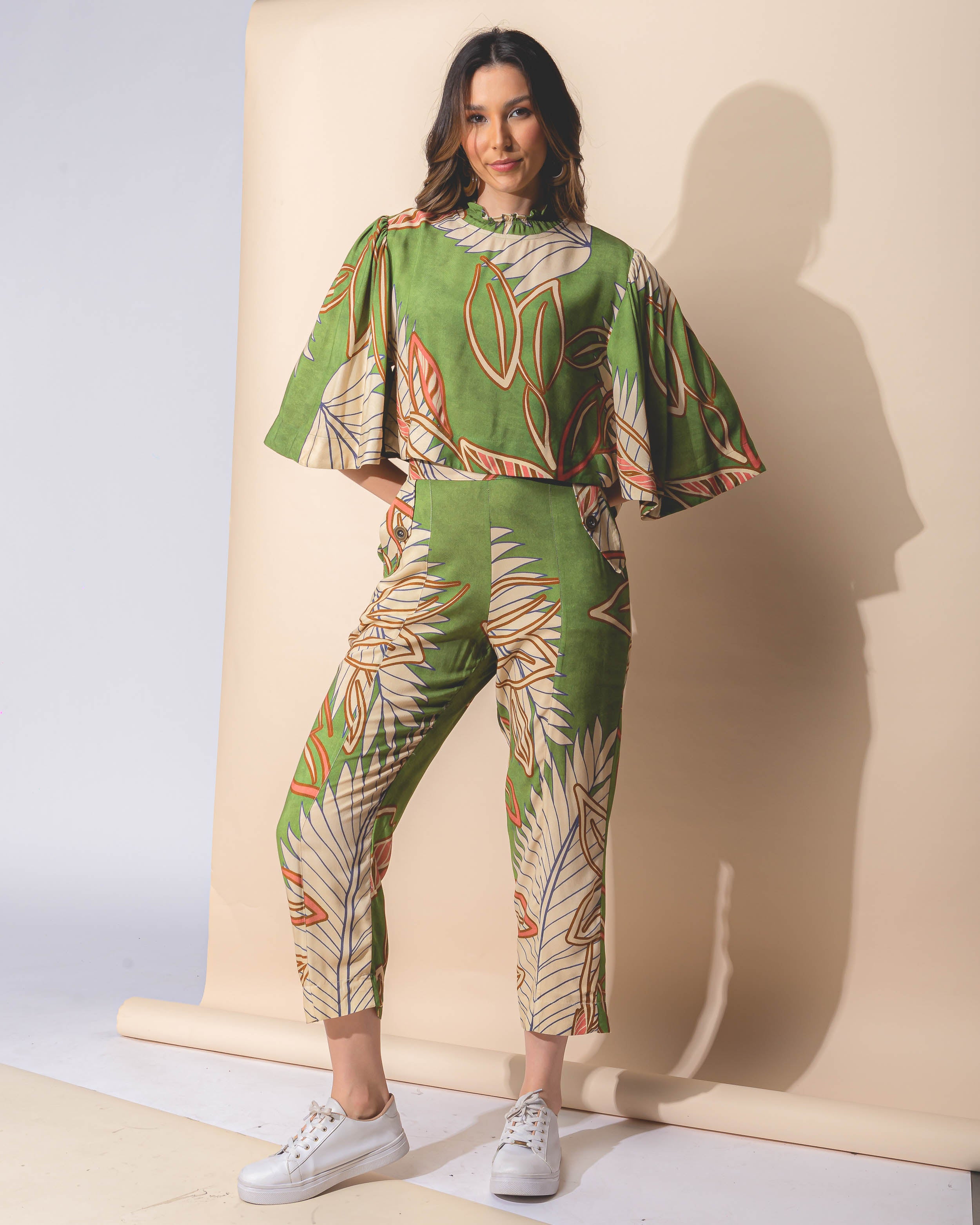 Cropped sobreposição de folhas verde
