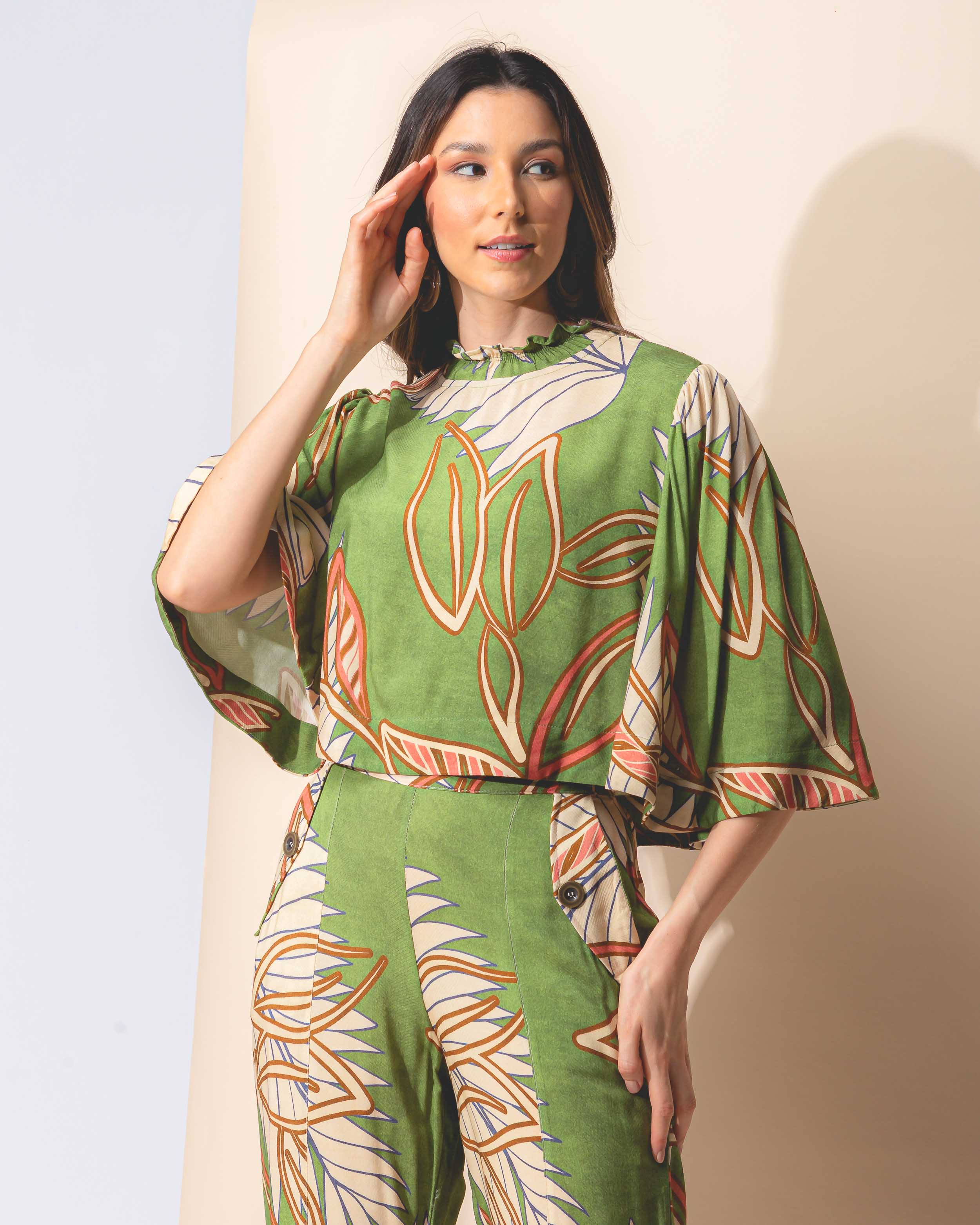 Cropped sobreposição de folhas verde