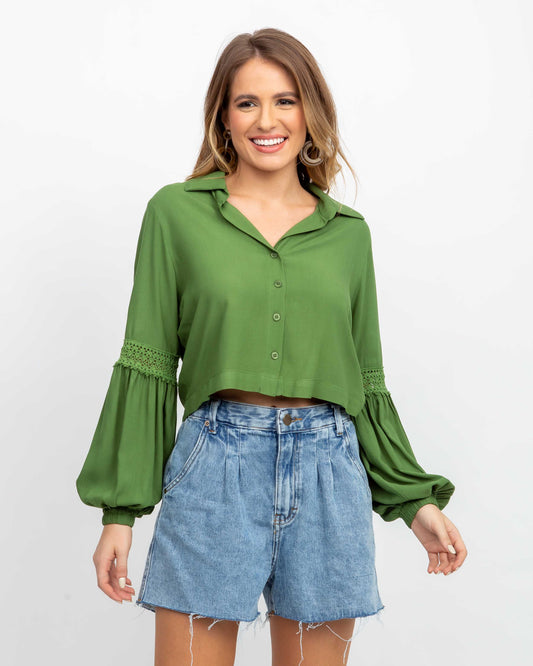 Camisa cropped com detalhe em renda verde