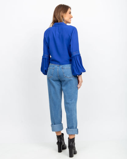 Camisa cropped com detalhe em renda azul